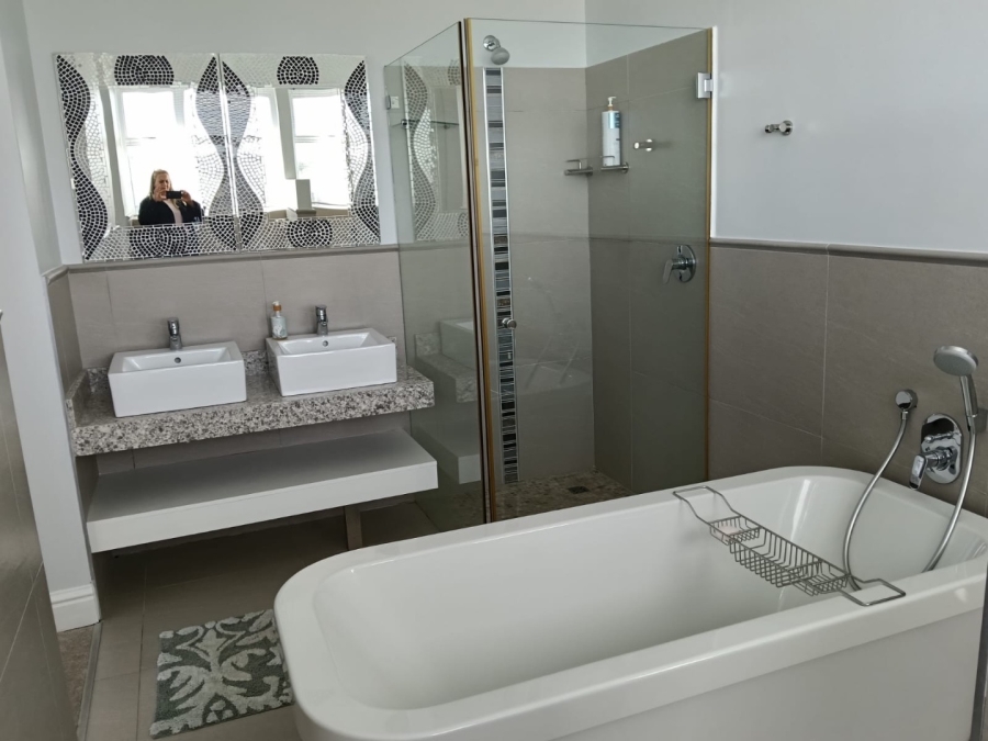 6 Bedroom Property for Sale in Wavecrest Eastern Cape